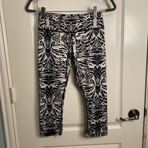 Black and white Capri Leggings Sz S